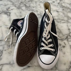 CONVERSE ALL STAR HIGHTOPS BLACK & WHITE • size 8